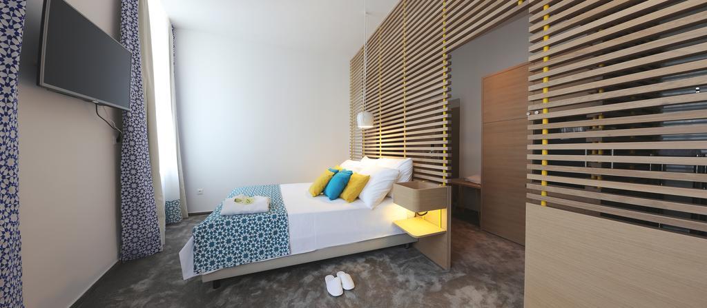 Bed & Atmosphere Rooms Split Room photo