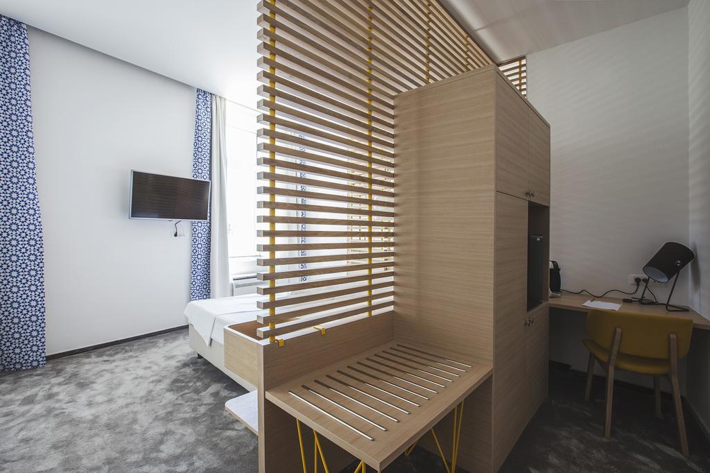 Bed & Atmosphere Rooms Split Room photo